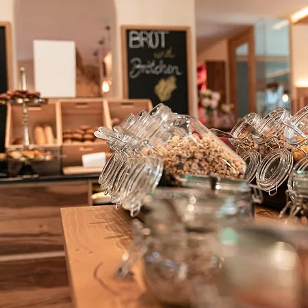 Aparthotel Burg1990 Ladis